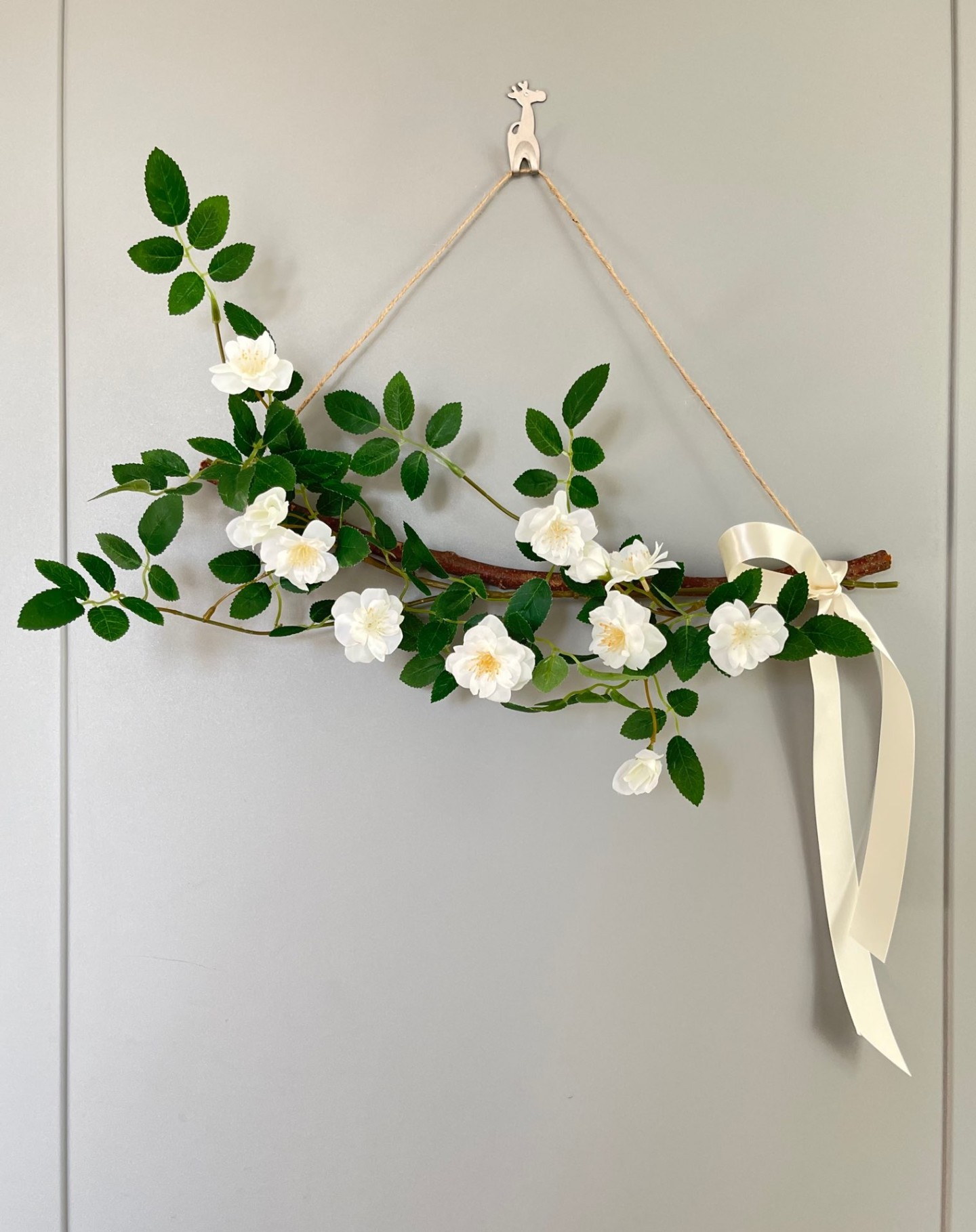 A garland with bright white flowers